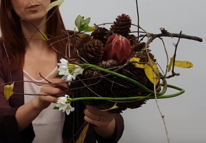 Démarquez vos compositions florales en utilisant des matériaux traditionnels? Isabel Harrisson Démarquez vos compositions florales en utilisant des matériaux traditionnels? Isabel Harrisson